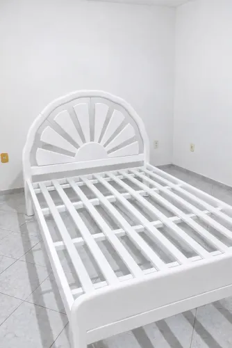 Cama de casal com espelho(cabeceira)