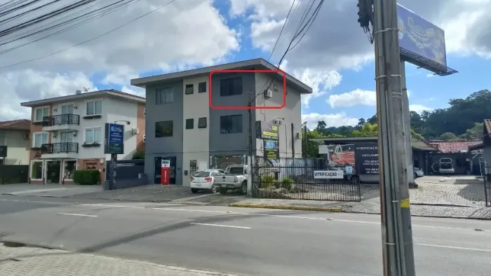 SALA COMERCIAL 20m2 - AV. BLUMENAU AO LADO DO NENÊ MOTOS
