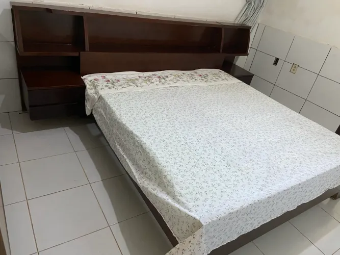 Cama de Casal Antiga em Mogno Maciço com Criados Acoplados - Clássica e Imponente