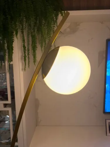 Abajur de pé dourado globo