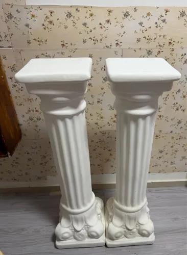 Vendo duas colunas estilo grega
