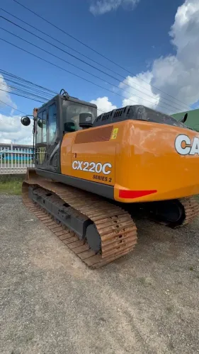 VENDE-SE ESCAVADEIRA CASE CX 220-C
