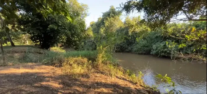 Vendo Chácara a venda com 5 quartos com suíte com rio passando no fundo