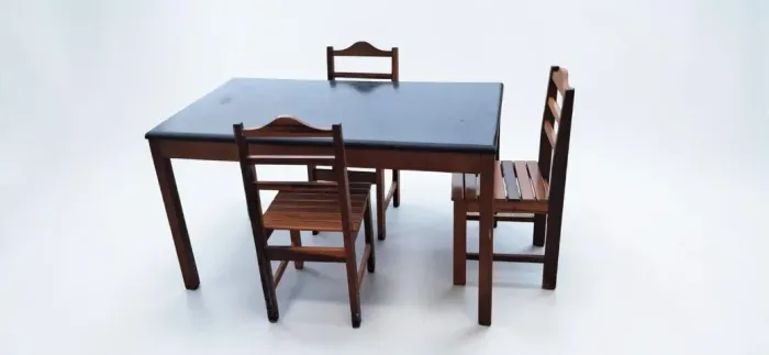 Mesa de jantar sem cadeiras.