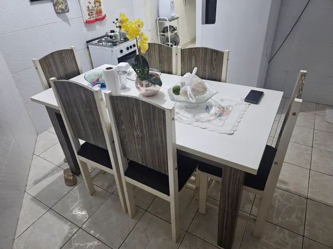 Mesa de Madeira com 6 Cadeiras 