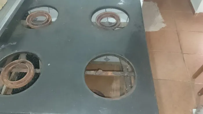 vende-se fogão 4 bocas industrial,esta parado motivo fechei a o restaurante. valor:350,0