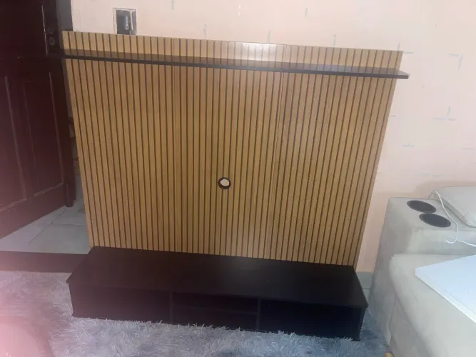 Painel TV Ripado Preto 3D com Nichos e Prateleira 50 Polegadas