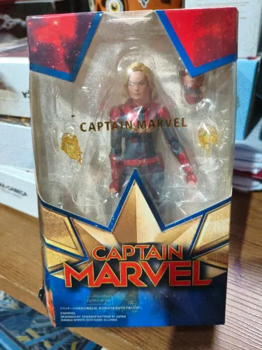 Action figure capitã Marvel Bandai
