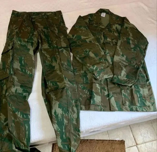 Calça, casaco + boné camuflado semi novo