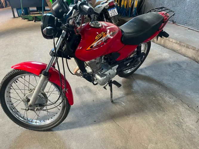Vendo cg Titan 125 cc ano 2000  $6.300