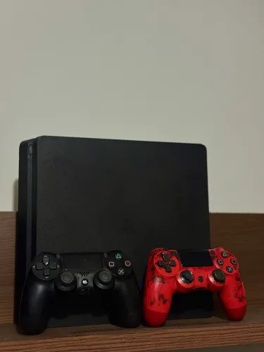 PS4 SLIM - 1TB + 2 controles + Jogo brinde
