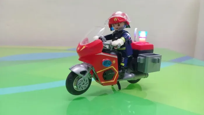 PLAYMOBIL BOMBEIRO C/ MOTO RESGATE - COLECIONE