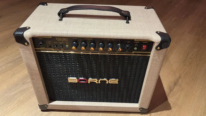 Vendo amplificador para guitarra Borne Vorax Studio 840, 40W, cor Palha/Dourado.