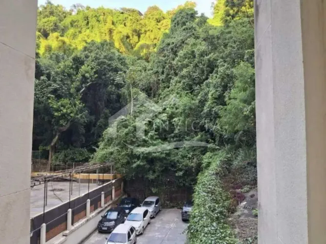MARAVILHOSO TRES QUARTO EM RUA NOBRE NO LEME