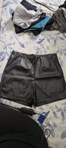 Short couro sintético