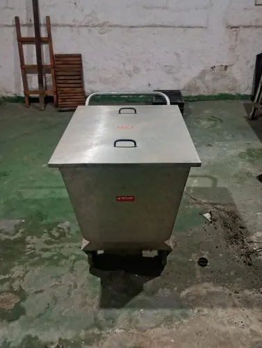 Carrinho semi novo para padaria açougue lavanderia em geral