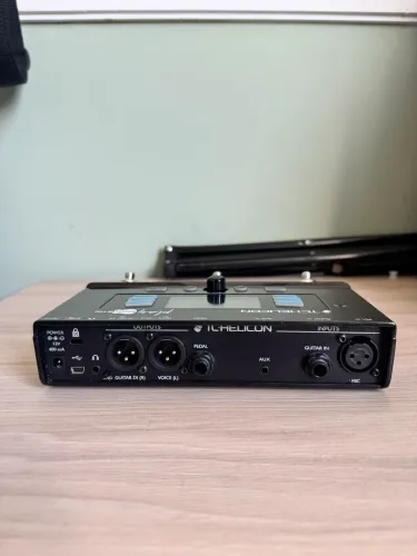 Pedal de voz e violão - pedaleira TC-Helicon Play