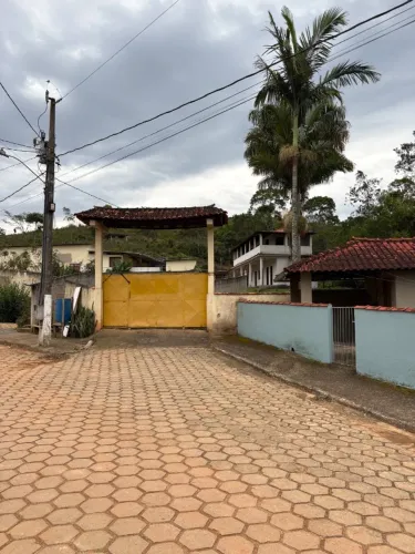 Duas residências independentes em Pedro Teixeira/MG
