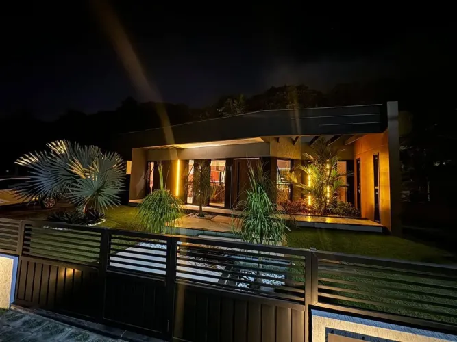 LINDA CASA EM CONDOMÍNIO 4 SUÍTES 190M² C/ PISCINA E ÁREA GOURMET