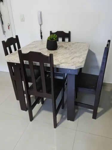Mesa e 4 cadeiras - ótimo estado