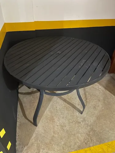 Mesa Redonda em Alumínio Ripado - 1,10m