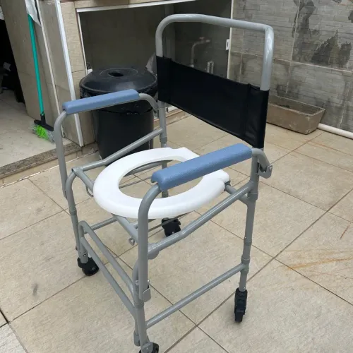Cadeira de banho higiênica com rodinhas e apoio de braço dobrável