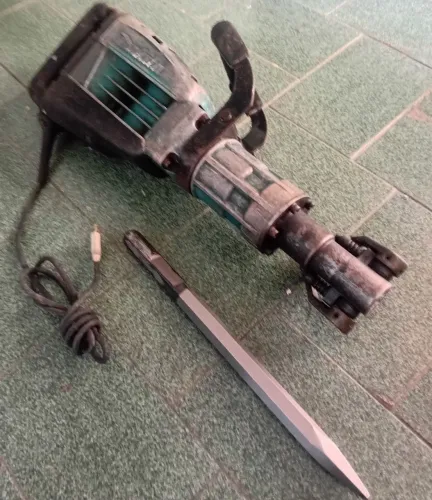 Martelete demolidor Makita Hm1307cb c/ ponteira