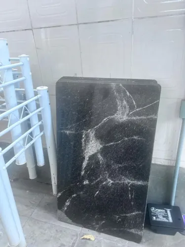 Mesa com tampo de granito para desocupar lugar