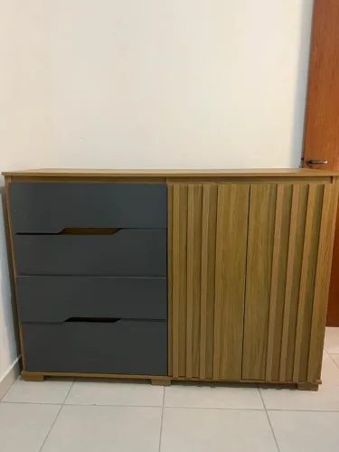 Cômoda 4 gavetas e 2 portas 