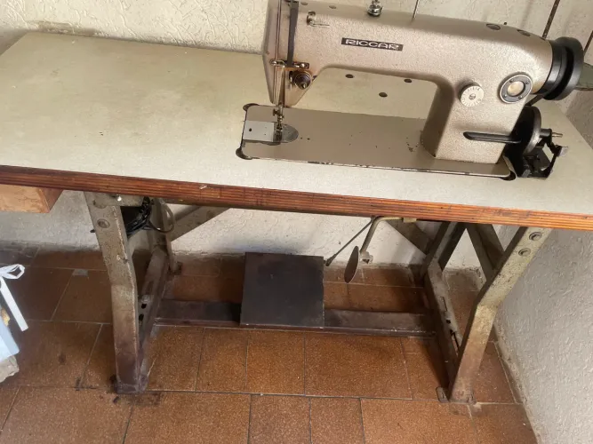 Máquina de costura reta