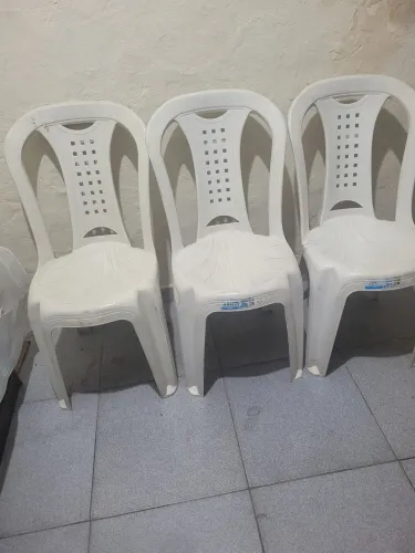 3 Cadeiras de plástico para retirar no local