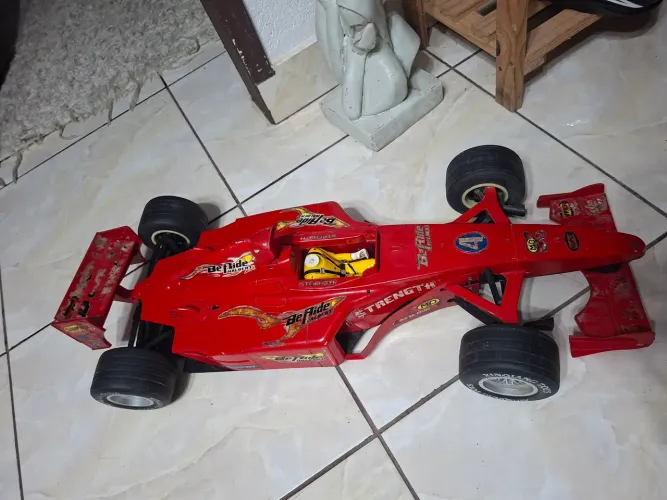 Carrinho antigo fórmula 1 be Ride sem controle e sem bateria algumas avarias