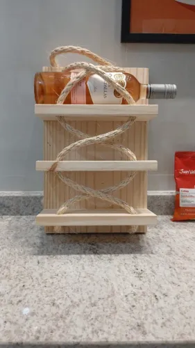 Mini adega de parede em sisal