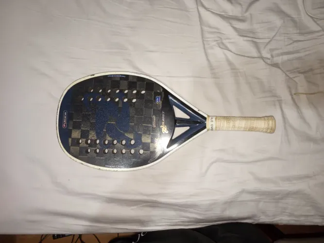 Vendo raquete da burst 18k com marcar de uso com capa original