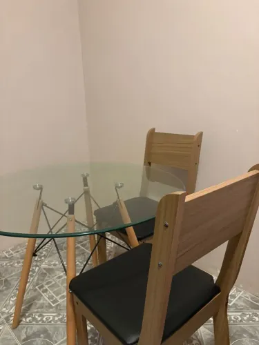 Mesa de jantar de vidro com 2 cadeiras 