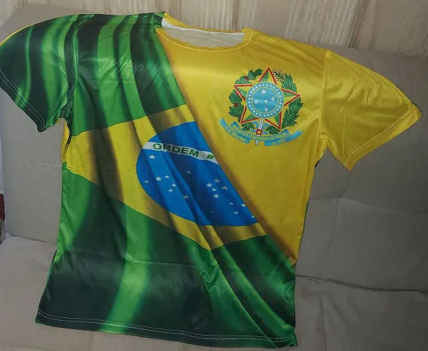 Camiseta Brasil ( XL mas veste M ) - nova
