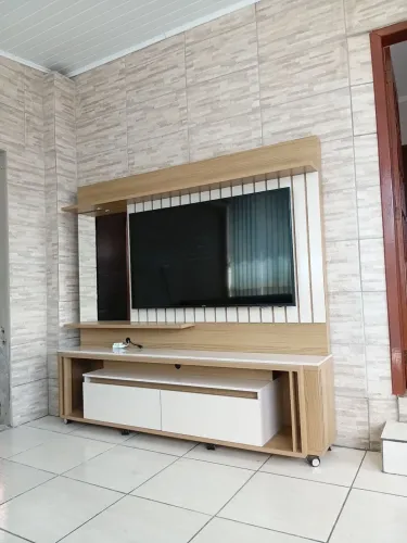 Estante Home cinema rack com painel ripado e off White semi nova