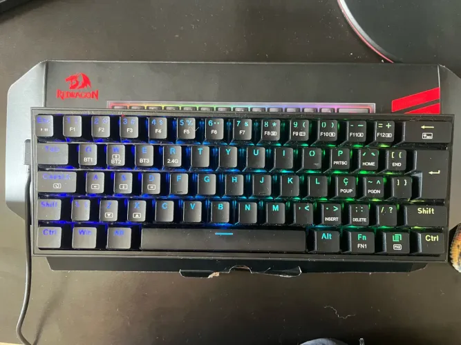 Teclado reddragon 60% Sem fio Swicht marrom nunca usado