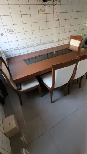 Mesa e cadeiras