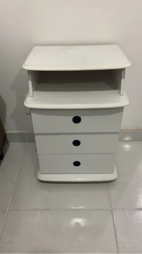 Mesa de cabeceira branca com 3 gavetas | otimo estado