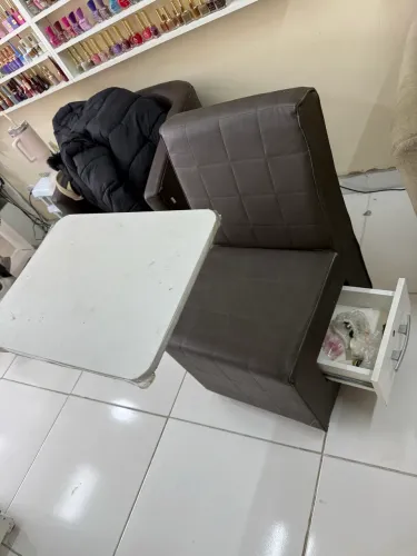 Cadeira de manicure com gaveta e mesa de suporte