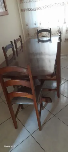 Mesa e cadeiras madeira maciça