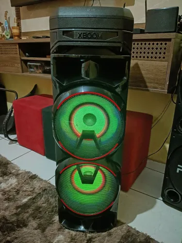 Caixa de som Xbom 2000 RMS de potência com controle remoto semi nova