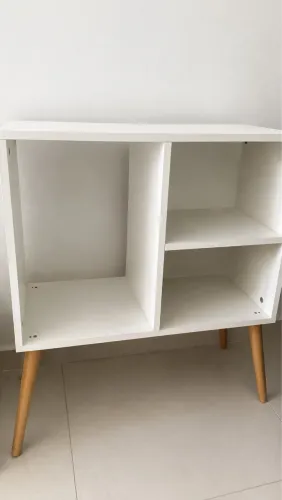 Aparador com nichos pés palito branco