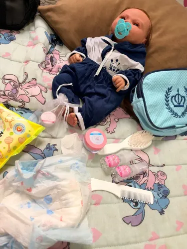 Bebê Reborn de silicone sólido igual um bebê de vdd com enxoval completo