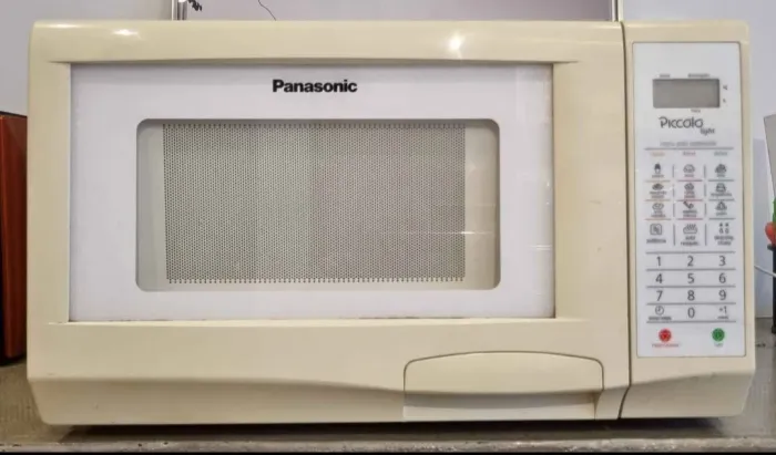 Compacto micro-ondas usado em bom estado