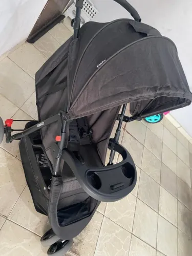 Carrinho de bebê preto