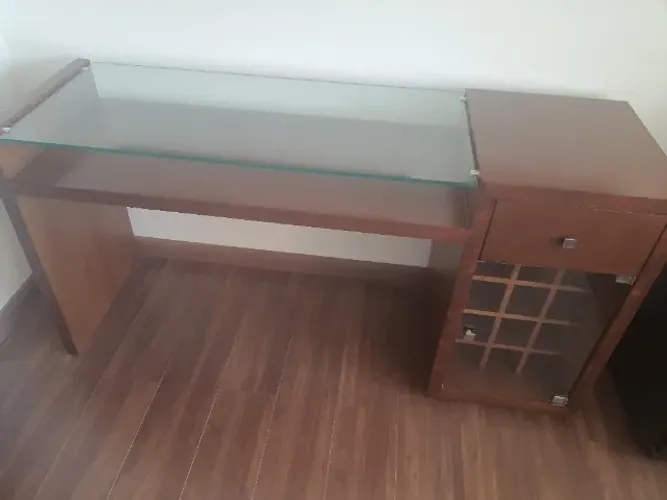 Aparador com tampo de vidro e adega integrada