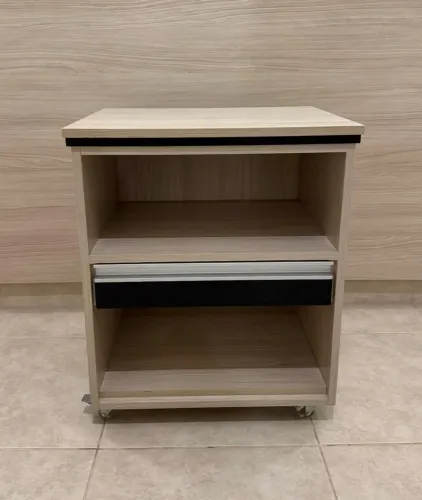 Mesa suporte/ criado mudo