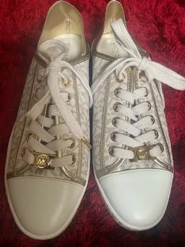 TENIS MK MICHAEL KORS DOURADO